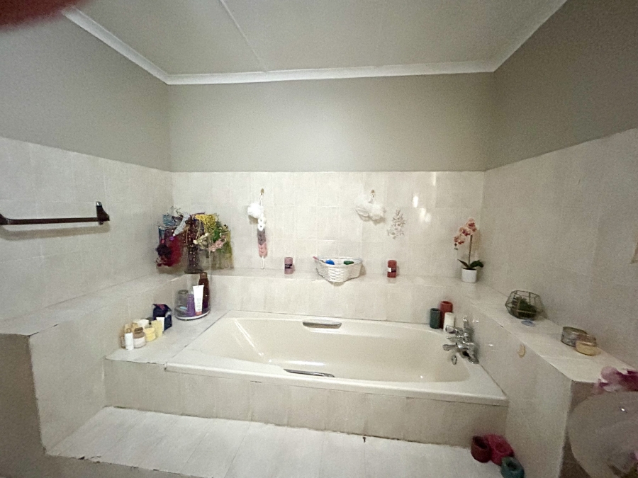 5 Bedroom Property for Sale in Beacon Bay Eastern Cape